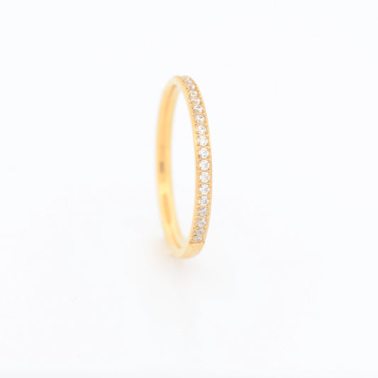 Eleganter zarter Edelstahl Ring in Goldfarbe mit funkelnden Zirkonia. Der feine Ring verleiht jedem Outfit eine stilvolle Note und eignet sich perfekt für den Alltag oder besondere Anlässe. Wasserfest, rostfrei, hautfreundlich und langlebig.