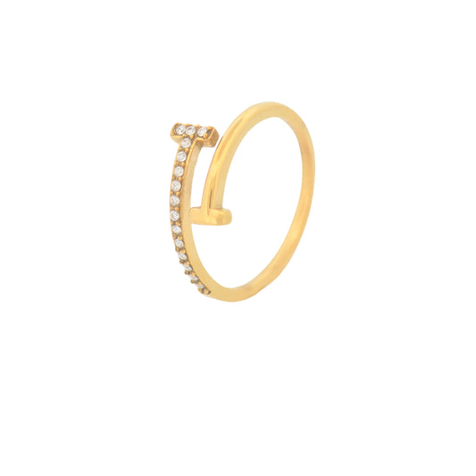 Eleganter verstellbarer Ring aus Edelstahl in Goldfarbe mit funkelnden Zirkonia. Dank der offenen Form lässt sich die Ringgröße individuell anpassen. Wasserfest, rostfrei, hautfreundlich und perfekt für den Alltag.