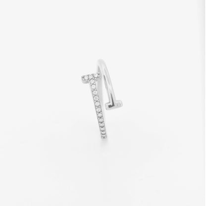 Eleganter verstellbarer Ring aus Edelstahl in Silberfarbe mit funkelnden Zirkonia. Dank der offenen Form lässt sich die Ringgröße individuell anpassen. Wasserfest, rostfrei, hautfreundlich und ideal für den Alltag.