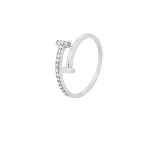 Eleganter verstellbarer Ring aus Edelstahl in Silberfarbe mit funkelnden Zirkonia. Dank der offenen Form lässt sich die Ringgröße individuell anpassen. Wasserfest, rostfrei, hautfreundlich und ideal für den Alltag.