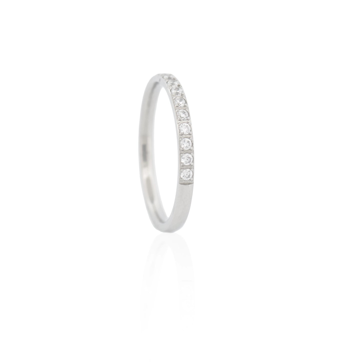 Eleganter Edelstahl Ring mit Zirkonia in Silberfarbe. Das filigrane Design mit funkelnden Zirkonia macht den Ring zum perfekten Begleiter für Alltag und besondere Anlässe. Wasserfest, rostfrei, hautfreundlich und langlebig.