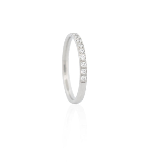 Eleganter Edelstahl Ring mit Zirkonia in Silberfarbe. Das filigrane Design mit funkelnden Zirkonia macht den Ring zum perfekten Begleiter für Alltag und besondere Anlässe. Wasserfest, rostfrei, hautfreundlich und langlebig.