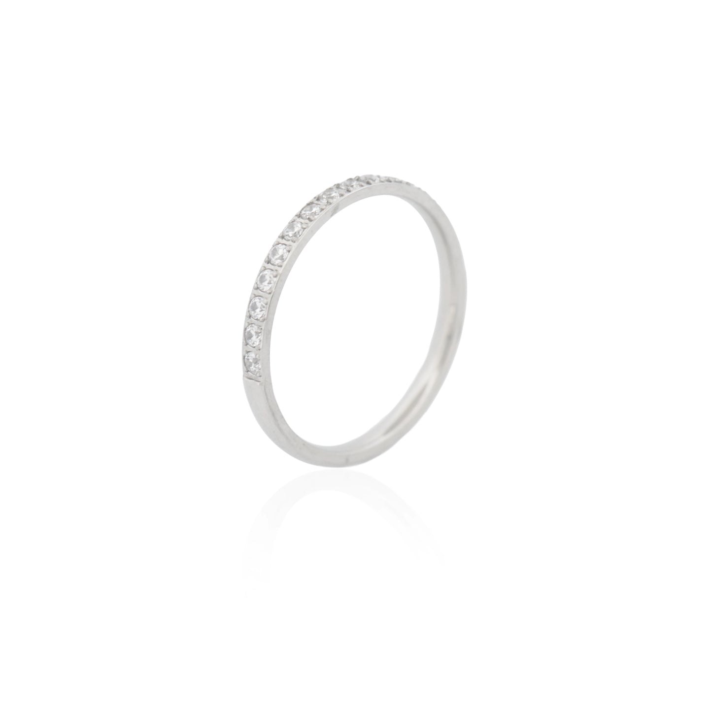 Eleganter Edelstahl Ring mit Zirkonia in Silberfarbe. Das filigrane Design mit funkelnden Zirkonia macht den Ring zum perfekten Begleiter für Alltag und besondere Anlässe. Wasserfest, rostfrei, hautfreundlich und langlebig.