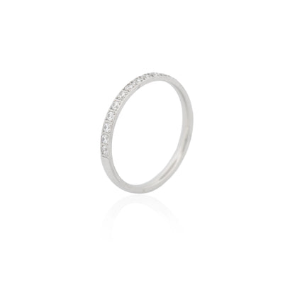 Eleganter Edelstahl Ring mit Zirkonia in Silberfarbe. Das filigrane Design mit funkelnden Zirkonia macht den Ring zum perfekten Begleiter für Alltag und besondere Anlässe. Wasserfest, rostfrei, hautfreundlich und langlebig.