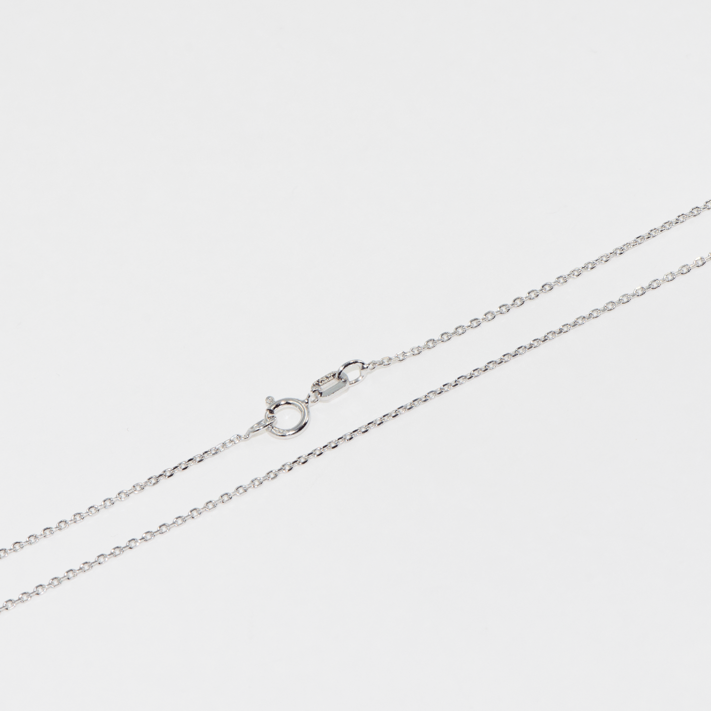 Feine Silber Kette aus 925 Silber mit rhodinierter Oberfläche. Verfügbar in den Längen 40 cm, 45 cm und 50 cm für Damen und Herren.