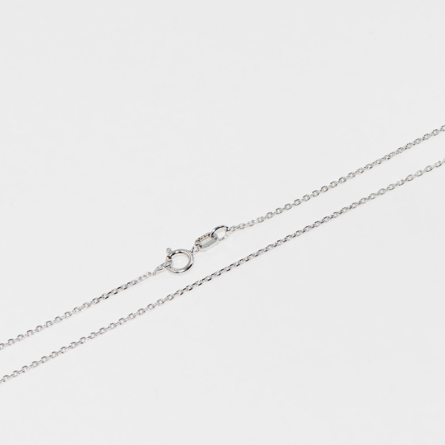 Feine Silber Kette aus 925 Silber mit rhodinierter Oberfläche. Verfügbar in den Längen 40 cm, 45 cm und 50 cm für Damen und Herren.