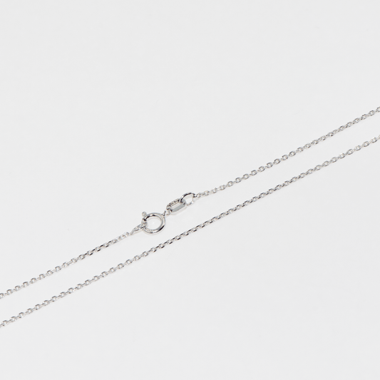 Feine Silber Kette aus 925 Silber mit rhodinierter Oberfläche. Verfügbar in den Längen 40 cm, 45 cm und 50 cm für Damen und Herren.