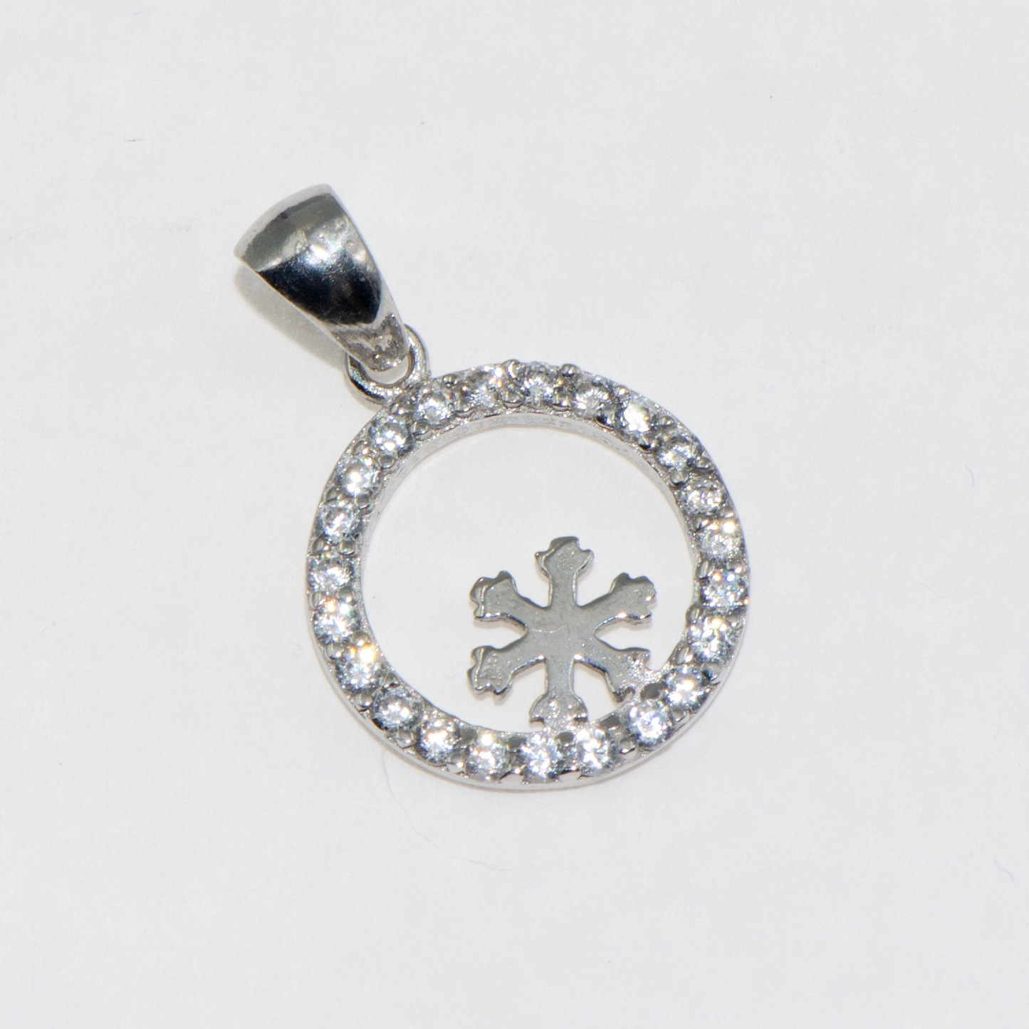 Feiner rhodinierter Silber Schneeflocke Anhänger aus Silber 925 mit weißen Zirkonia-Steinen und elegantem winterlichem Design.