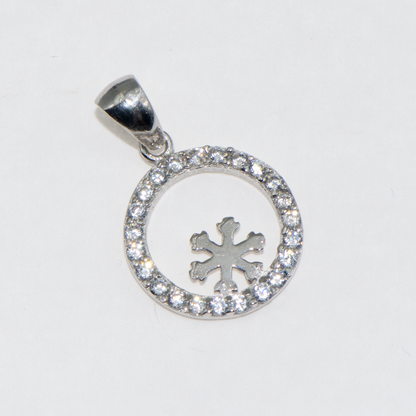 Feiner rhodinierter Silber Schneeflocke Anhänger aus Silber 925 mit weißen Zirkonia-Steinen und elegantem winterlichem Design.