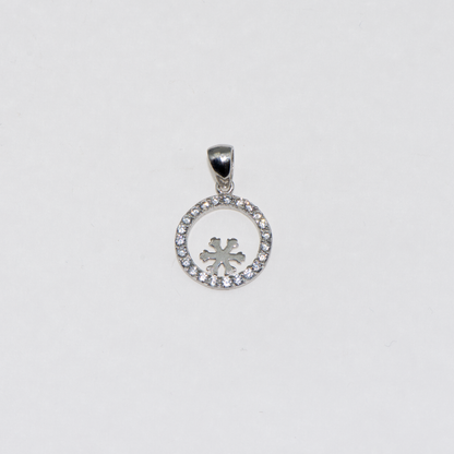 Feiner rhodinierter Silber Schneeflocke Anhänger aus Silber 925 mit weißen Zirkonia-Steinen und elegantem winterlichem Design.