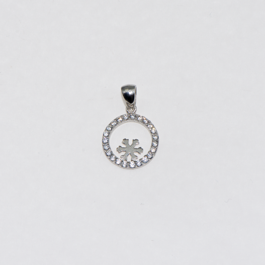 Feiner rhodinierter Silber Schneeflocke Anhänger aus Silber 925 mit weißen Zirkonia-Steinen und elegantem winterlichem Design.