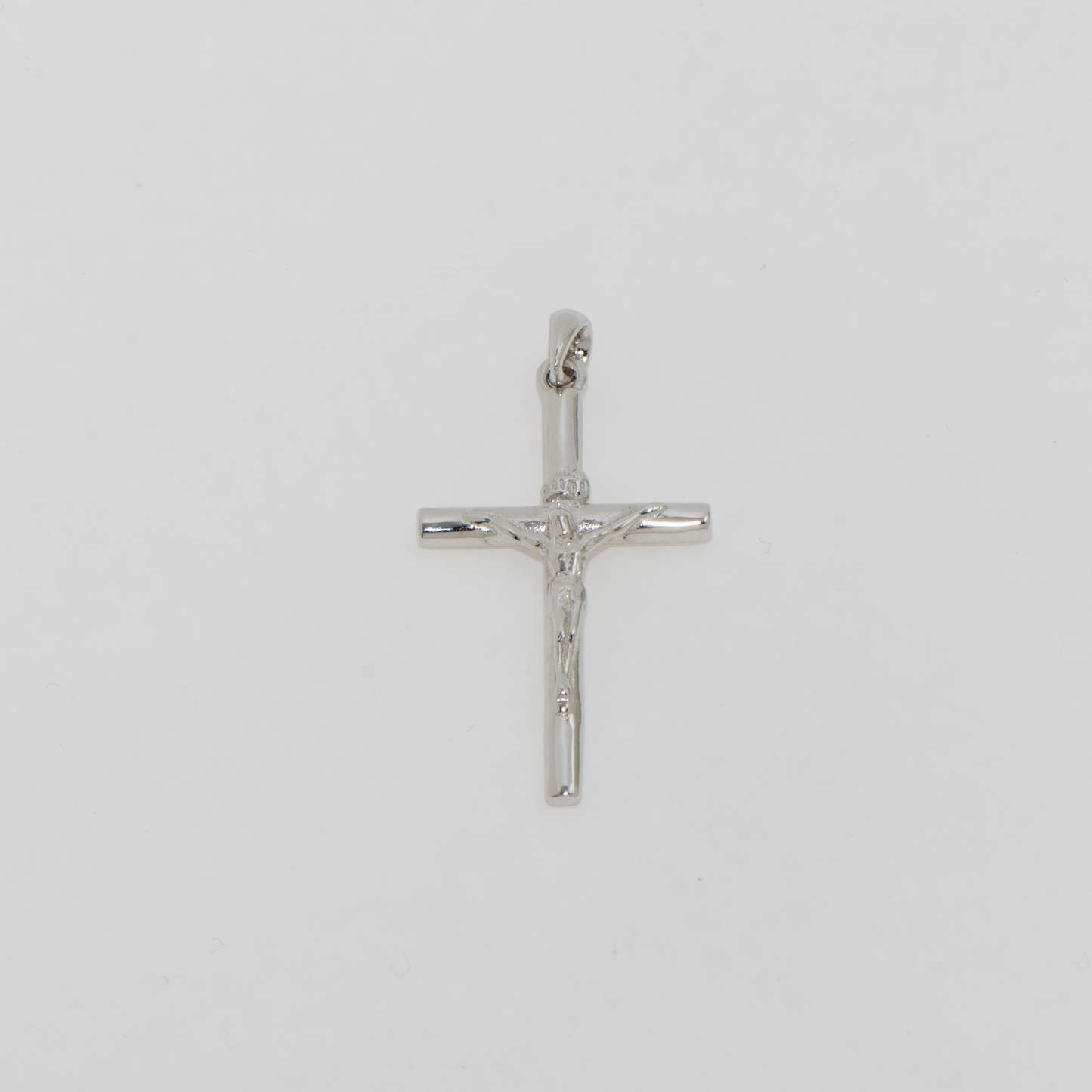 Grosser rhodinierter Kreuz Anhänger aus Silber 925 für Damen und Herren im klassischen und eleganten Design.