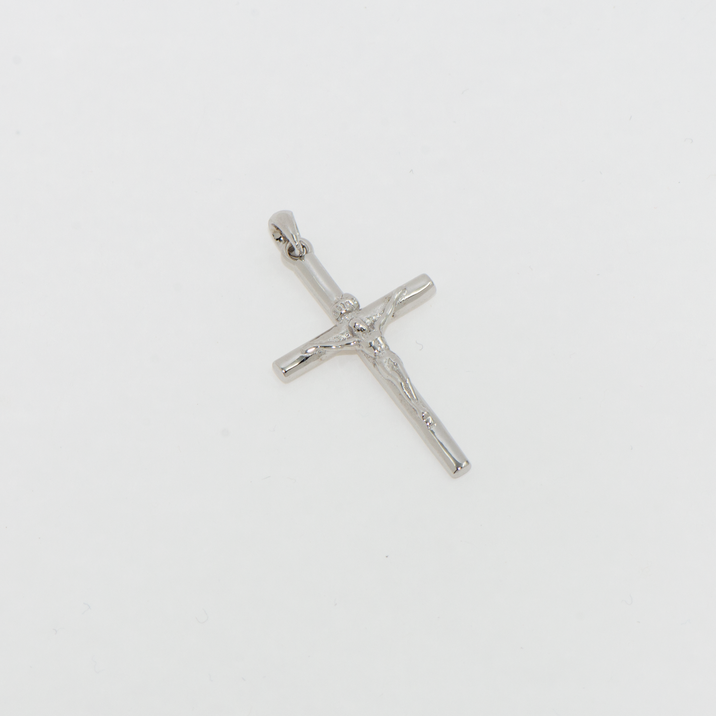 Grosser rhodinierter Kreuz Anhänger aus Silber 925 für Damen und Herren im klassischen und eleganten Design.