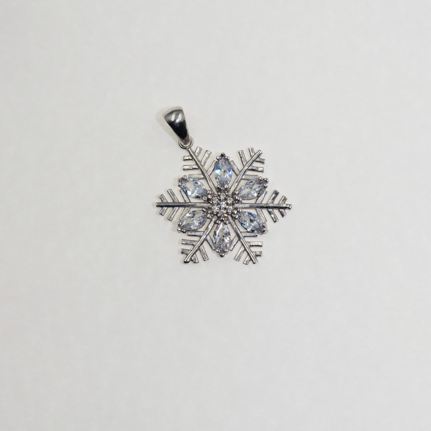 Großer Schneeflocke Anhänger aus Silber 925 mit weissen Zirkonia und klassischem Design.