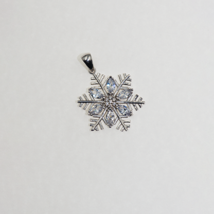 Großer Schneeflocke Anhänger aus Silber 925 mit weissen Zirkonia und klassischem Design.