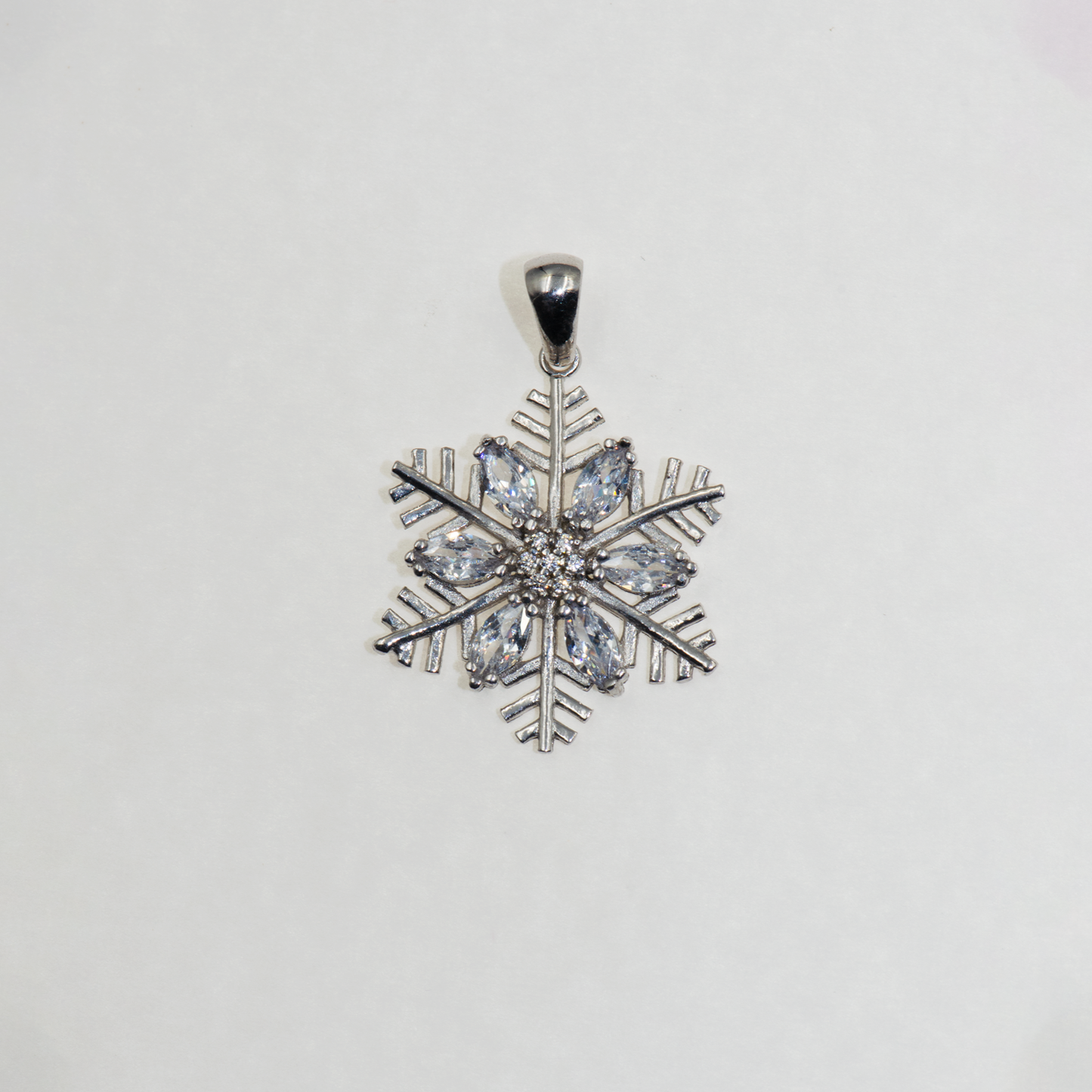 Großer Schneeflocke Anhänger aus Silber 925 mit weissen Zirkonia und klassischem Design.