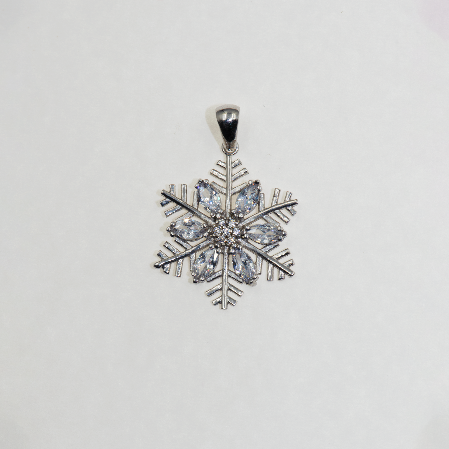 Großer Schneeflocke Anhänger aus Silber 925 mit weissen Zirkonia und klassischem Design.