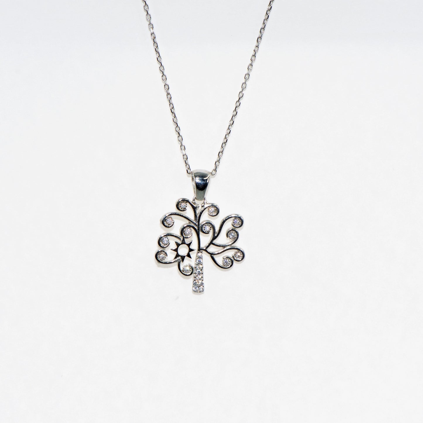 Elegante Halskette mit Anhänger 925 Silber im Symbol Baum Design. Rhodiniert und mit funkelnden Zirkonia-Steinen verziert.
