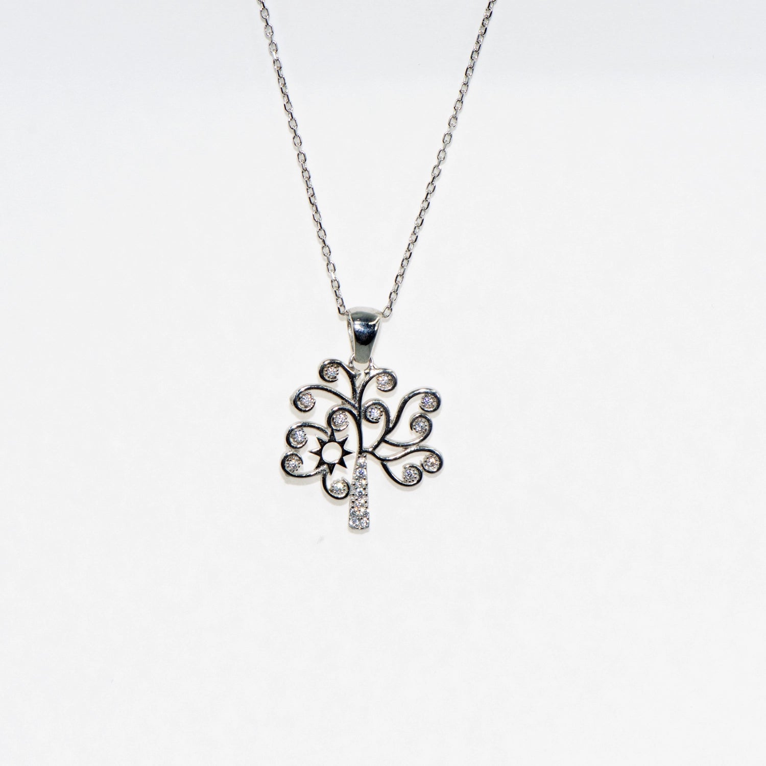 Elegante Halskette mit Anhänger 925 Silber im Symbol Baum Design. Rhodiniert und mit funkelnden Zirkonia-Steinen verziert.