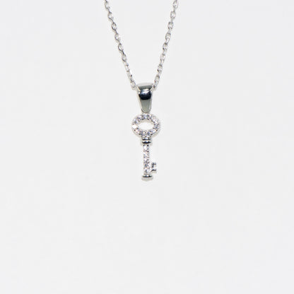 Elegante Halskette mit Anhänger 925 Silber im Symbol Schlüssel Design. Rhodiniert und mit funkelnden Zirkonia-Steinen verziert.