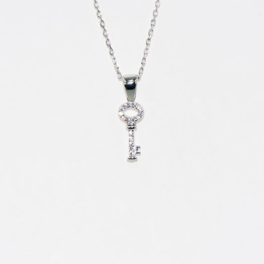 Elegante Halskette mit Anhänger 925 Silber im Symbol Schlüssel Design. Rhodiniert und mit funkelnden Zirkonia-Steinen verziert.