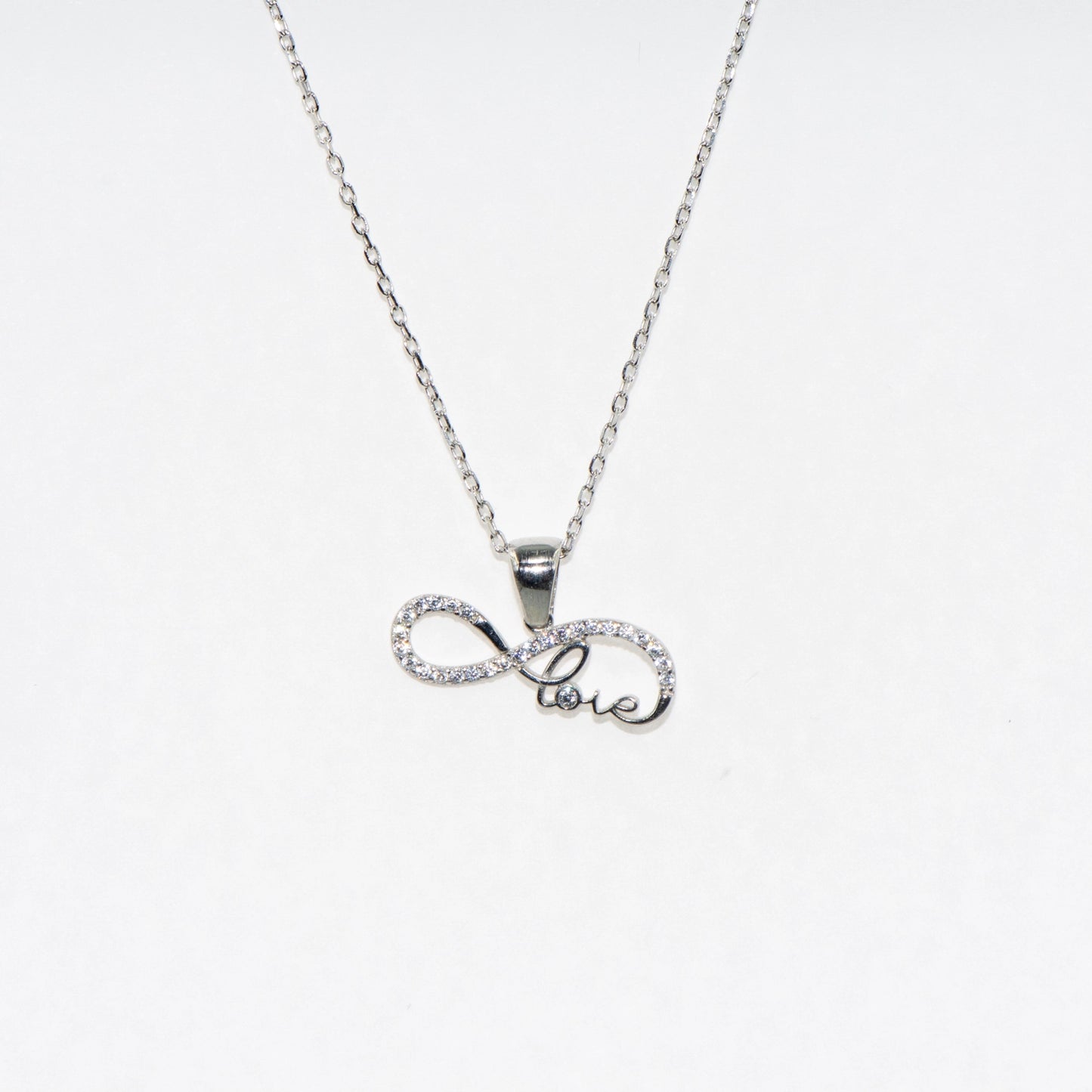 Elegante Halskette mit Anhänger 925 Silber im Symbol Unendlichkeit Design. Rhodiniert und mit funkelnden Zirkonia-Steinen verziert.