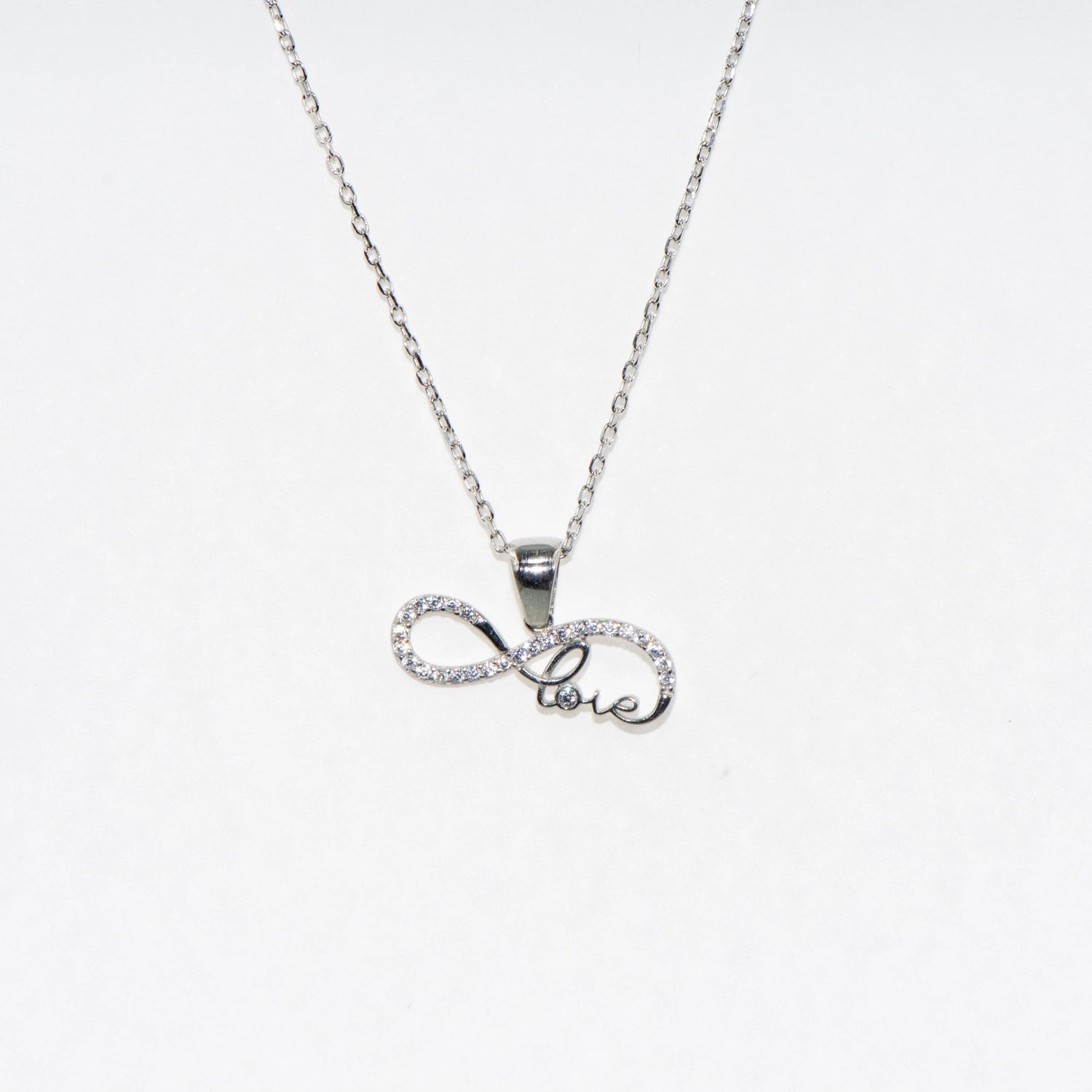 Elegante Halskette mit Anhänger 925 Silber im Symbol Unendlichkeit Design. Rhodiniert und mit funkelnden Zirkonia-Steinen verziert.