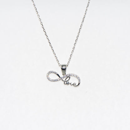 Elegante Halskette mit Anhänger 925 Silber im Symbol Unendlichkeit Design. Rhodiniert und mit funkelnden Zirkonia-Steinen verziert.
