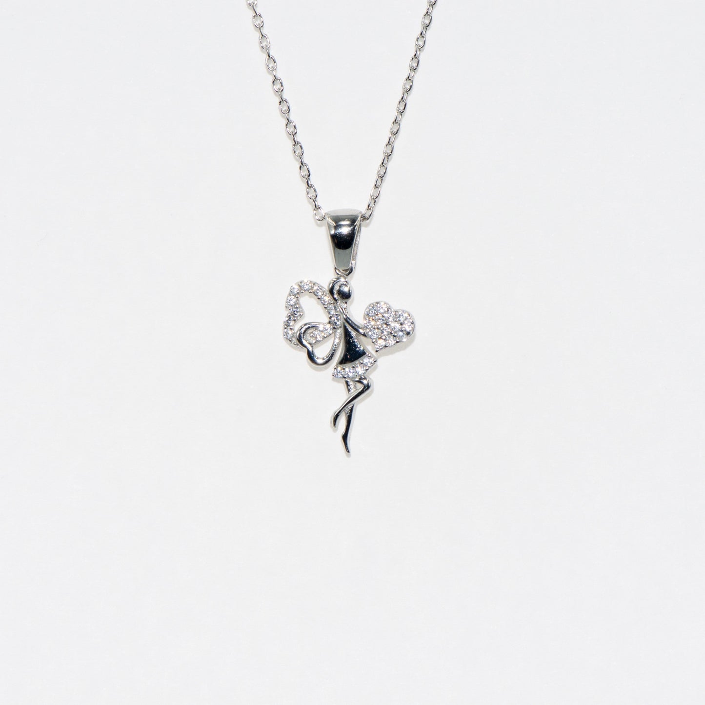 Elegante Halskette mit Anhänger Symbol Liebesfee aus 925 Silber. Rhodiniert und mit funkelnden Zirkonia-Steinen verziert. Romantisches Schmuckstück mit herzförmigen Flügeln.