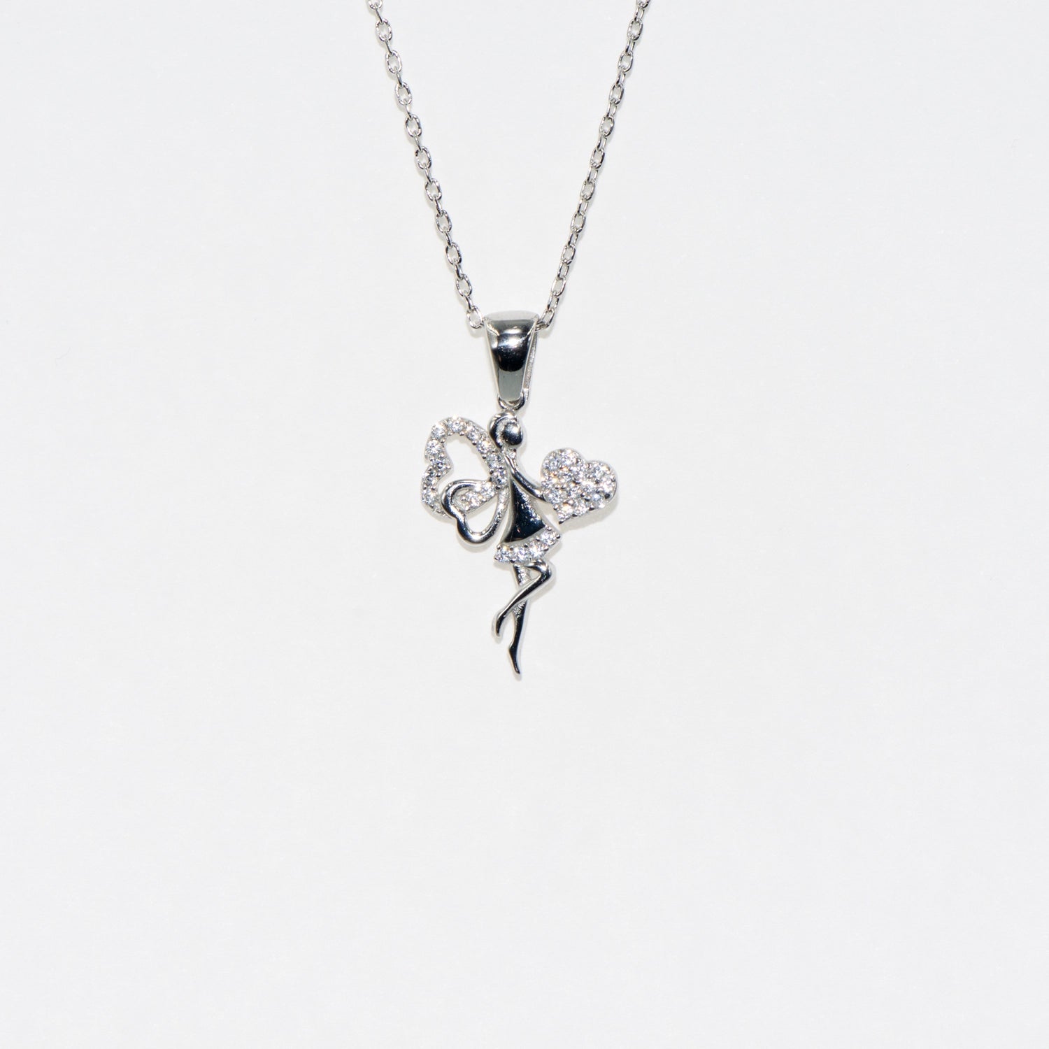 Elegante Halskette mit Anhänger Symbol Liebesfee aus 925 Silber. Rhodiniert und mit funkelnden Zirkonia-Steinen verziert. Romantisches Schmuckstück mit herzförmigen Flügeln.