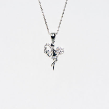 Elegante Halskette mit Anhänger Symbol Liebesfee aus 925 Silber. Rhodiniert und mit funkelnden Zirkonia-Steinen verziert. Romantisches Schmuckstück mit herzförmigen Flügeln.