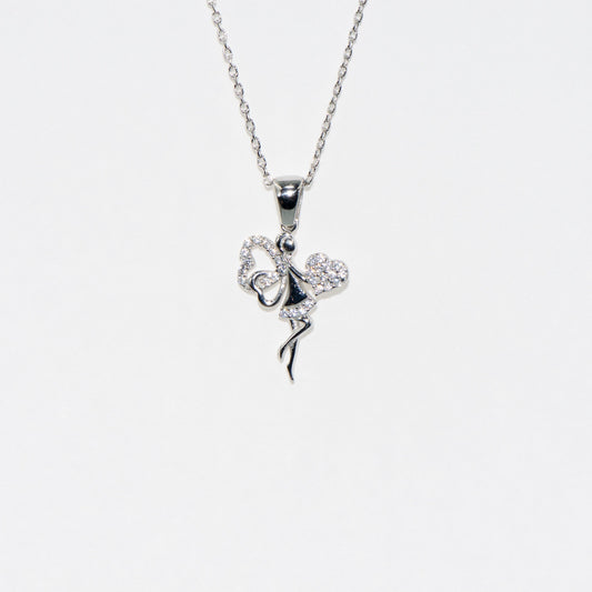 Elegante Halskette mit Anhänger Symbol Liebesfee aus 925 Silber. Rhodiniert und mit funkelnden Zirkonia-Steinen verziert. Romantisches Schmuckstück mit herzförmigen Flügeln.