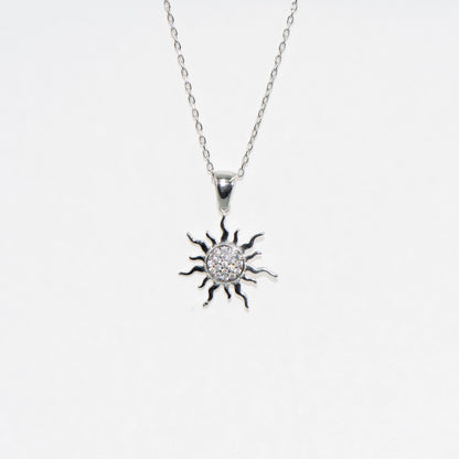 Elegante Halskette mit Sonne Anhänger aus 925 Silber. Rhodiniert und mit funkelnden Zirkonia-Steinen verziert. Zeitloses Schmuckstück mit symbolischer Bedeutung.