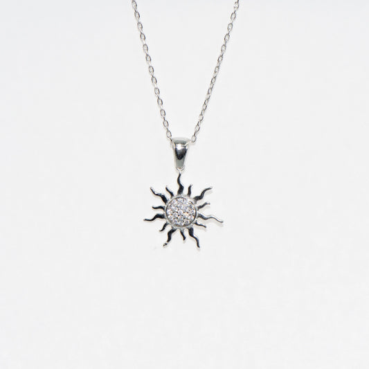 Elegante Halskette mit Sonne Anhänger aus 925 Silber. Rhodiniert und mit funkelnden Zirkonia-Steinen verziert. Zeitloses Schmuckstück mit symbolischer Bedeutung.