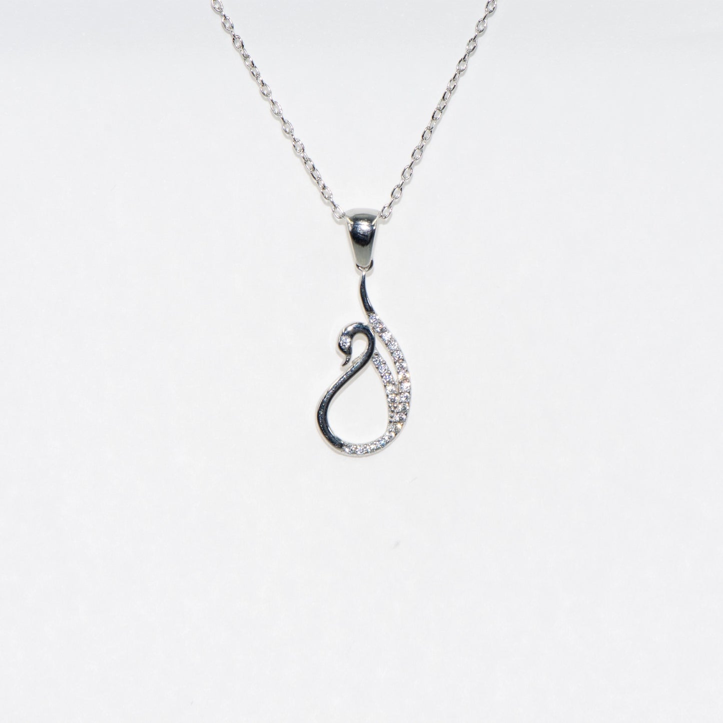 Elegante Halskette mit Schwan Anhänger aus 925 Silber. Rhodiniert und mit funkelnden Zirkonia-Steinen verziert. Zeitloses Schmuckstück mit symbolischer Bedeutung.