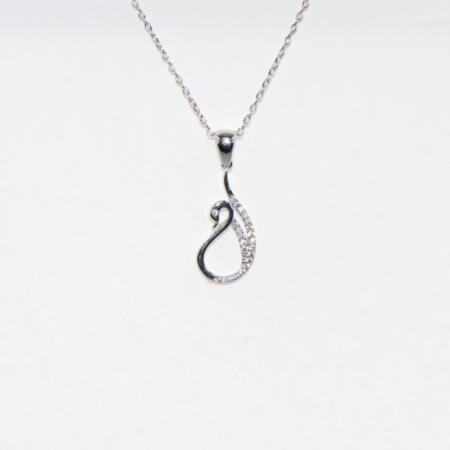 Elegante Halskette mit Schwan Anhänger aus 925 Silber. Rhodiniert und mit funkelnden Zirkonia-Steinen verziert. Zeitloses Schmuckstück mit symbolischer Bedeutung.