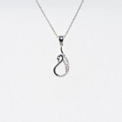 Elegante Halskette mit Schwan Anhänger aus 925 Silber. Rhodiniert und mit funkelnden Zirkonia-Steinen verziert. Zeitloses Schmuckstück mit symbolischer Bedeutung.