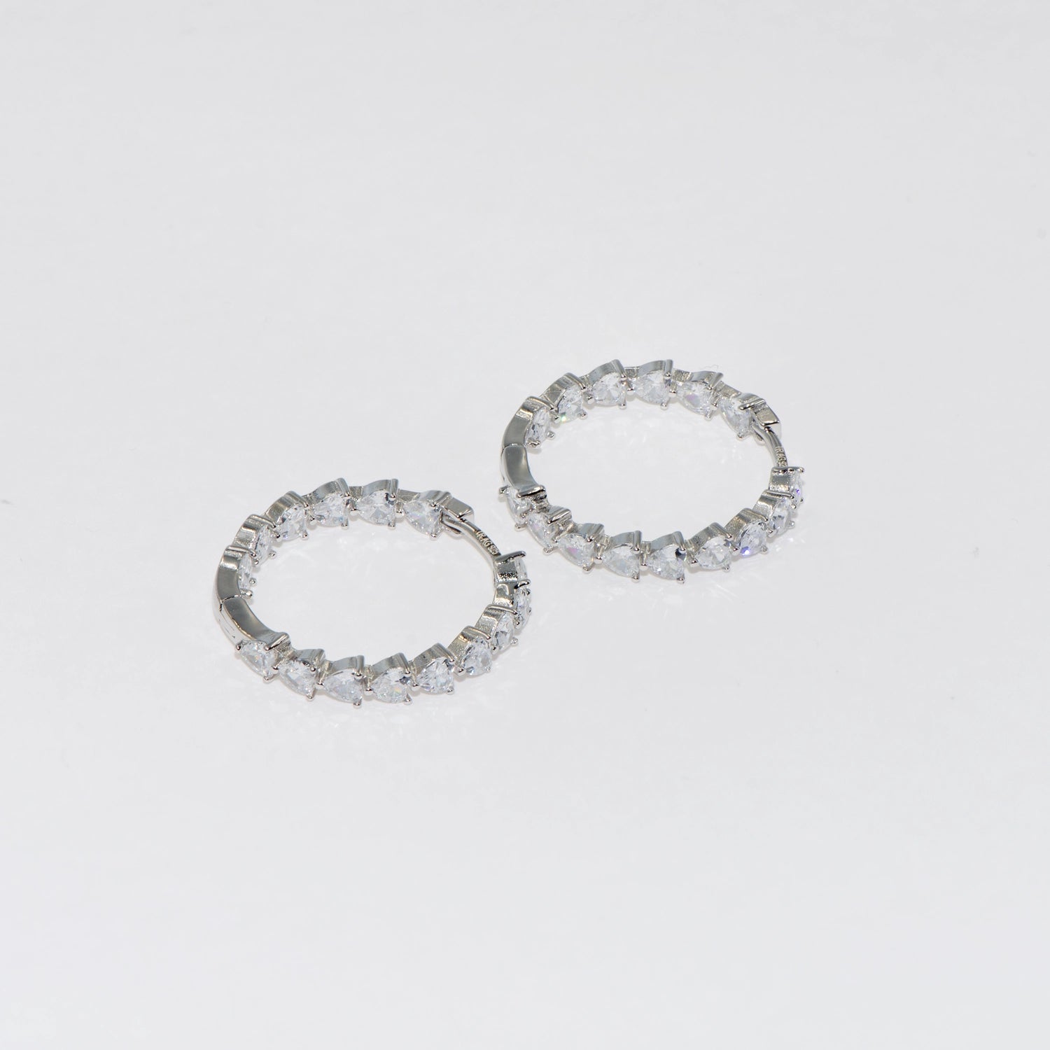 Elegante Damen Creolen aus echtem Silber 925 mit Inside-Out Herz Zirkonia Design und glamourösem Glanz | Everyday Schmuck