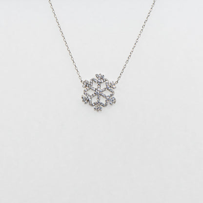 Klassische Schneeflocke Halskette mit Anhänger aus 925 Silber. Verziert mit weissen Zirkonia-Steinen und rhodinierter Oberfläche.