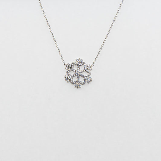 Klassische Schneeflocke Halskette mit Anhänger aus 925 Silber. Verziert mit weissen Zirkonia-Steinen und rhodinierter Oberfläche.