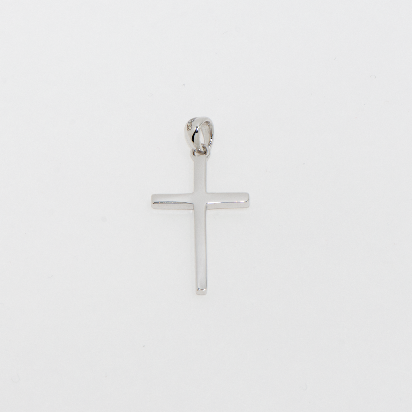 Klassischer rhodinierter Kreuz Anhänger aus Silber 925 für Damen und Herren im eleganten und zeitlosen Design.