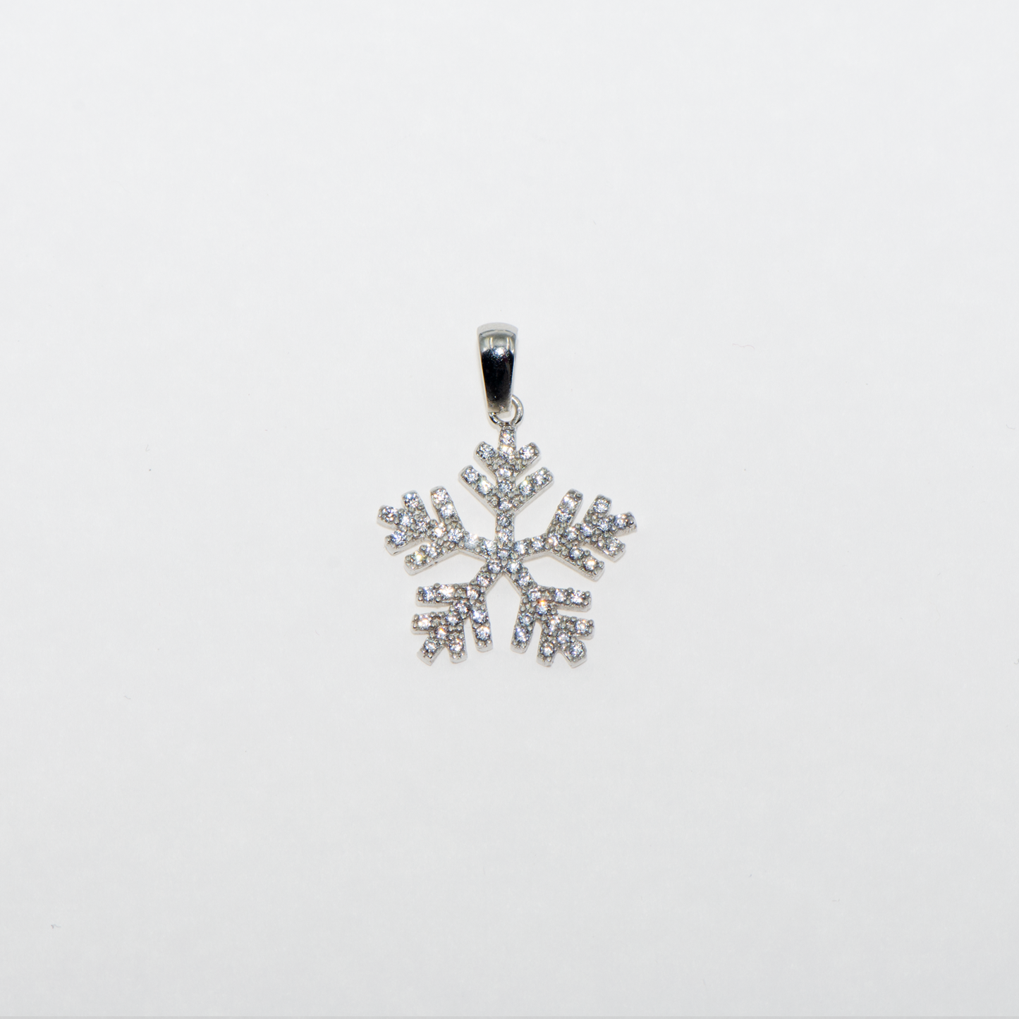Klassischer Schneeflocke Anhänger aus Silber 925 mit weissen Zirkonia und Rhodinierung. Eleganter Silberschmuck für Alltag und besondere Anlässe.