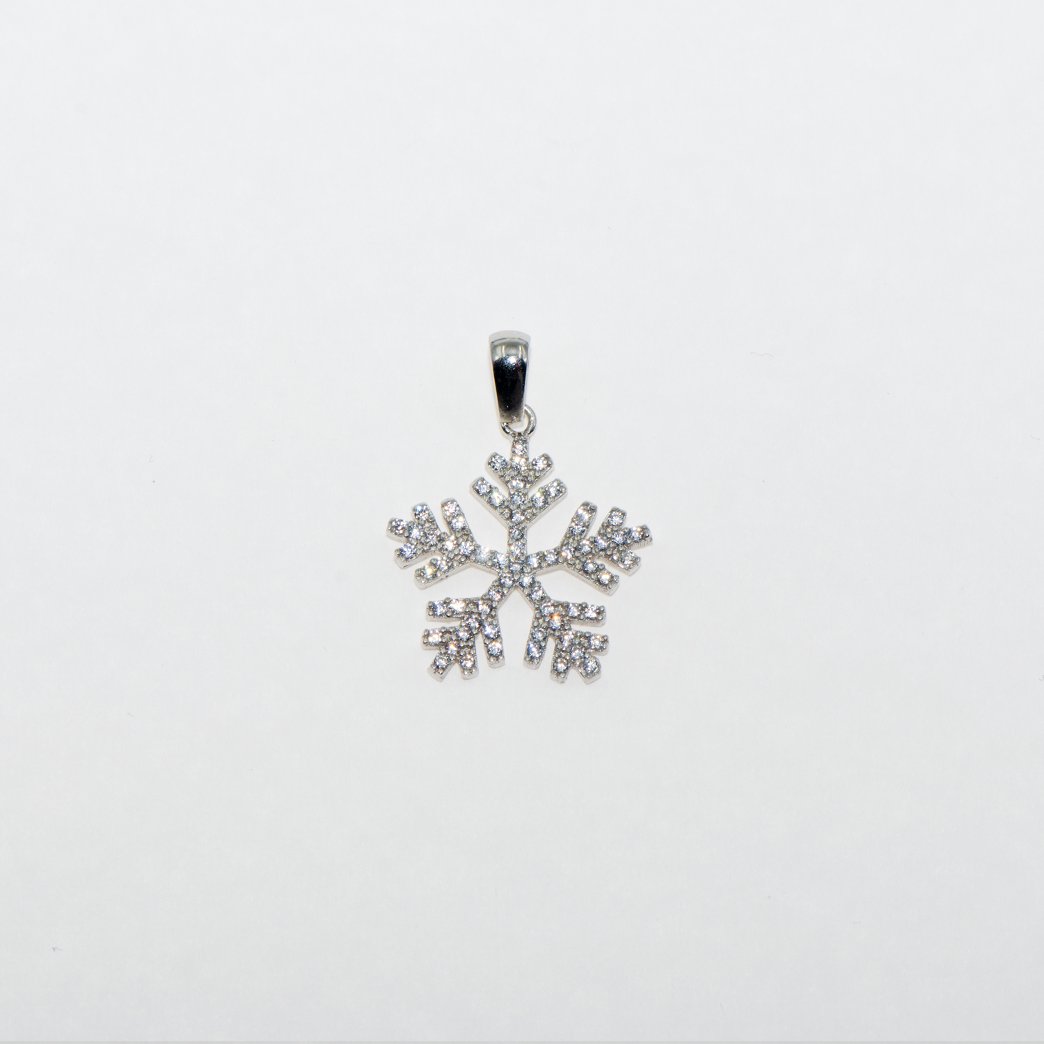 Klassischer Schneeflocke Anhänger aus Silber 925 mit weissen Zirkonia und Rhodinierung. Eleganter Silberschmuck für Alltag und besondere Anlässe.