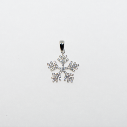 Klassischer Schneeflocke Anhänger aus Silber 925 mit weissen Zirkonia und Rhodinierung. Eleganter Silberschmuck für Alltag und besondere Anlässe.