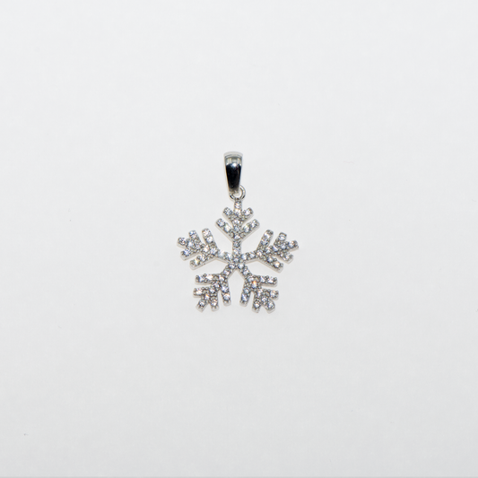 Klassischer Schneeflocke Anhänger aus Silber 925 mit weissen Zirkonia und Rhodinierung. Eleganter Silberschmuck für Alltag und besondere Anlässe.