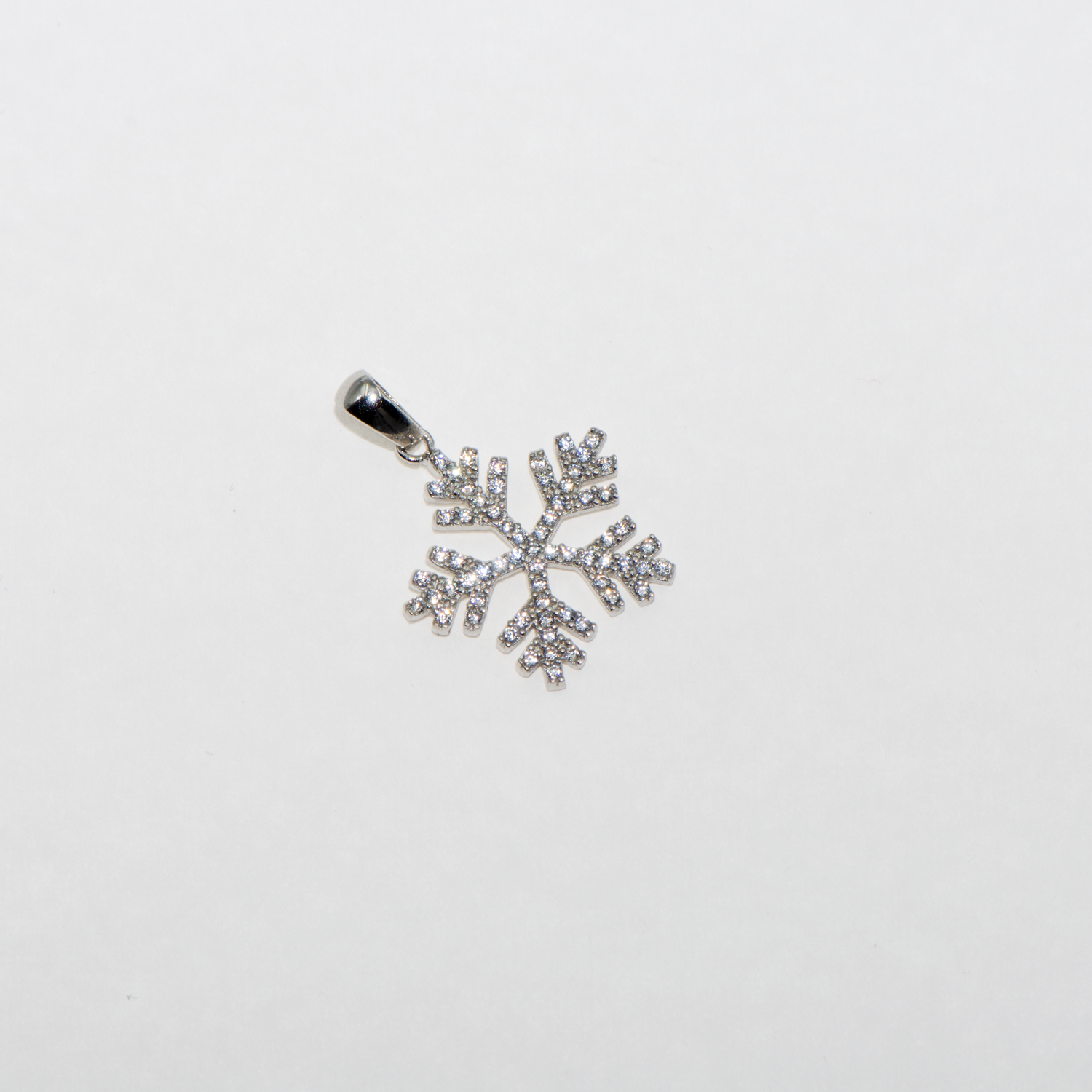 Klassischer Schneeflocke Anhänger aus Silber 925 mit weissen Zirkonia und Rhodinierung. Eleganter Silberschmuck für Alltag und besondere Anlässe.