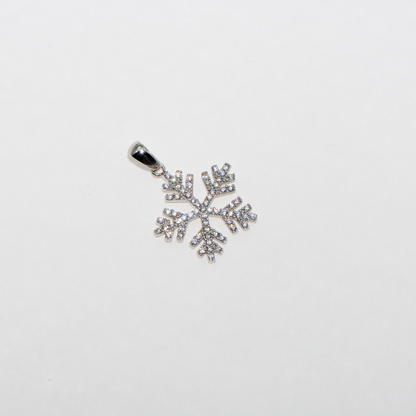 Klassischer Schneeflocke Anhänger aus Silber 925 mit weissen Zirkonia und Rhodinierung. Eleganter Silberschmuck für Alltag und besondere Anlässe.
