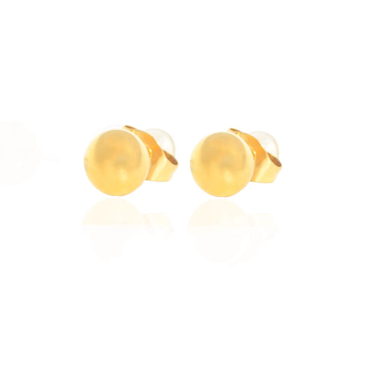 Kleine goldene Kugel Ohrstecker aus Edelstahl mit 6 mm Durchmesser.