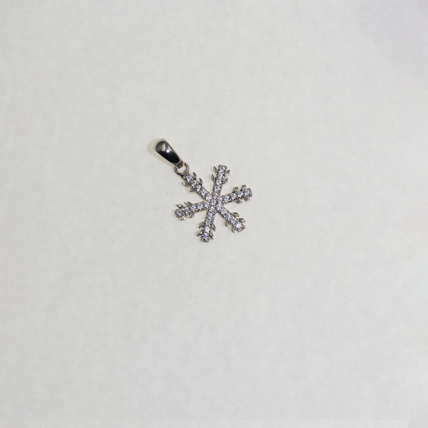 Dieser kleine Schneeflocken Anhänger aus 925 Silber begeistert mit einem feinen und eleganten Design