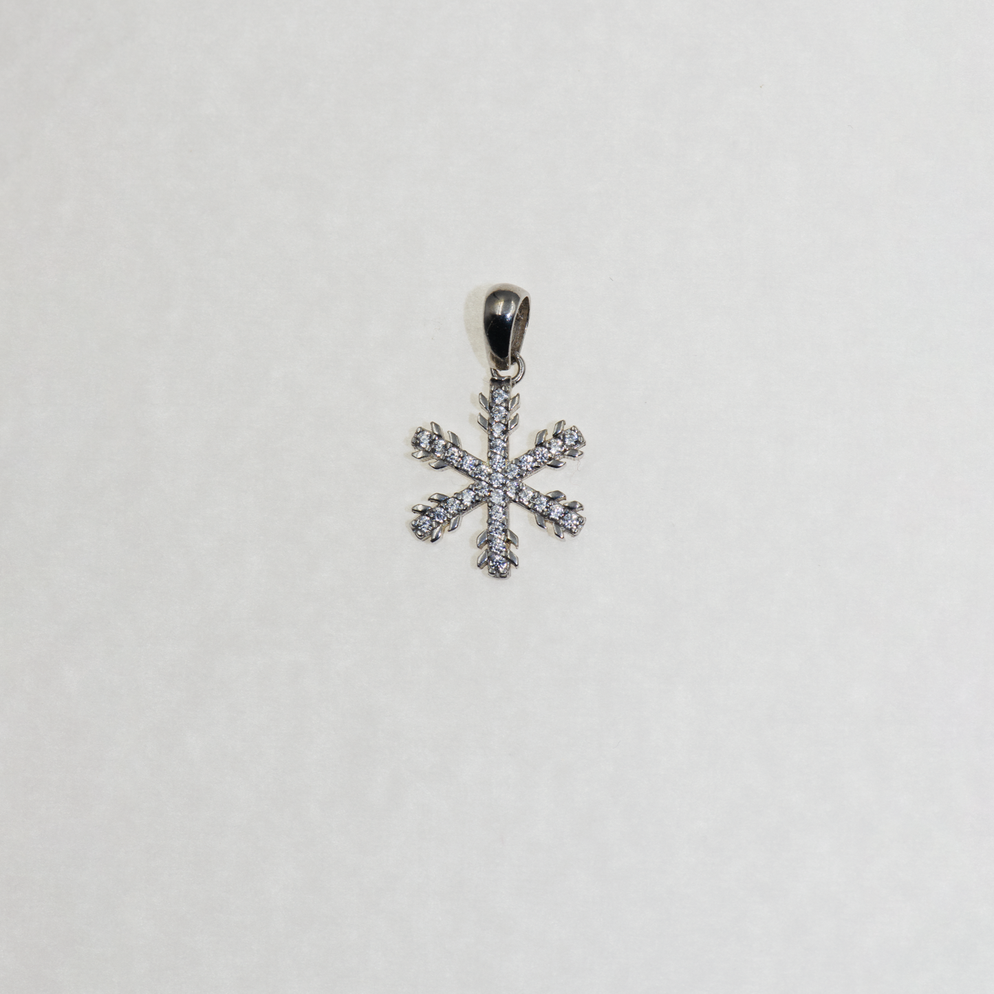 Dieser kleine Schneeflocken Anhänger aus 925 Silber begeistert mit einem feinen und eleganten Design